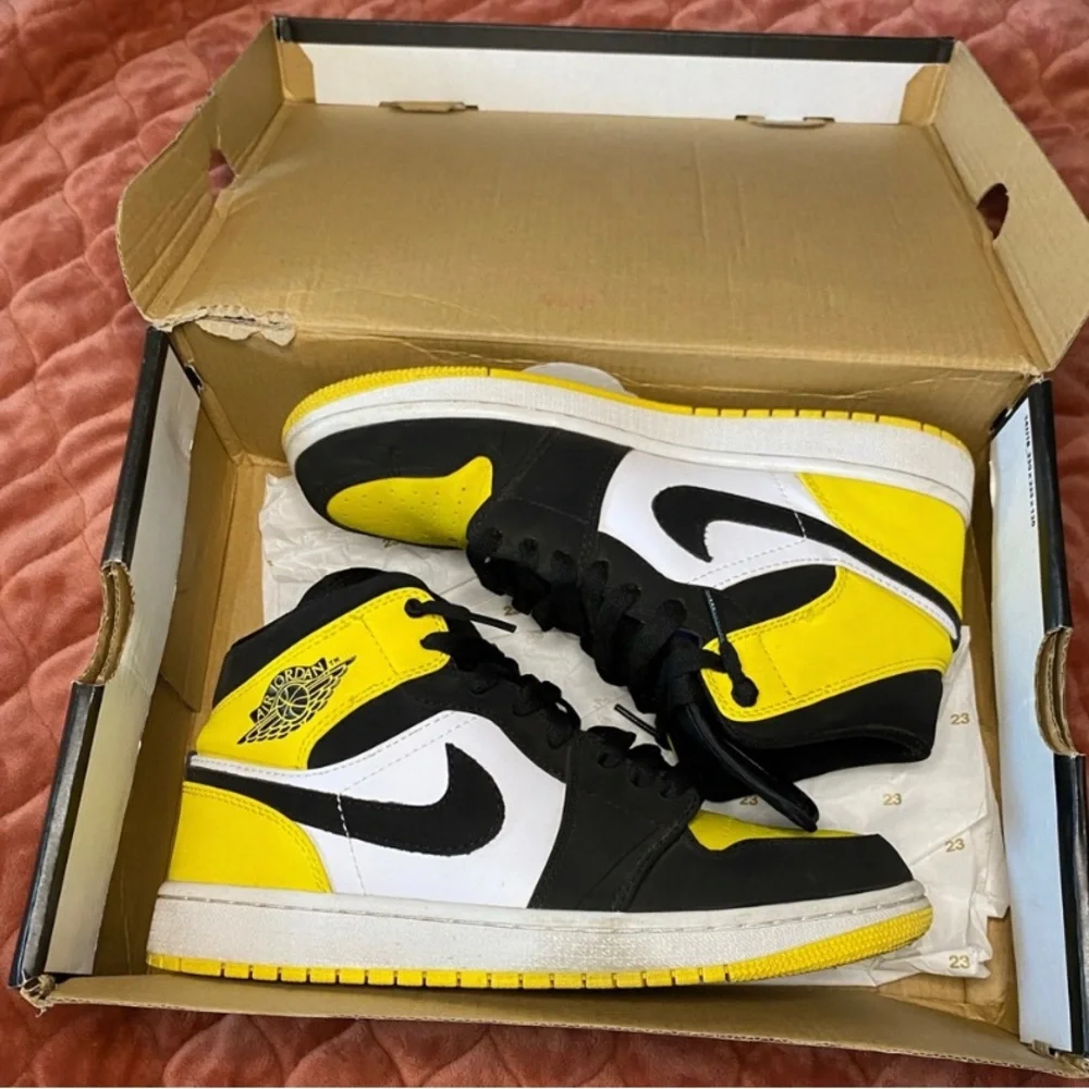 Jordan 1 Mid SE Yellow Toe 2019 - Picture 2 of 14